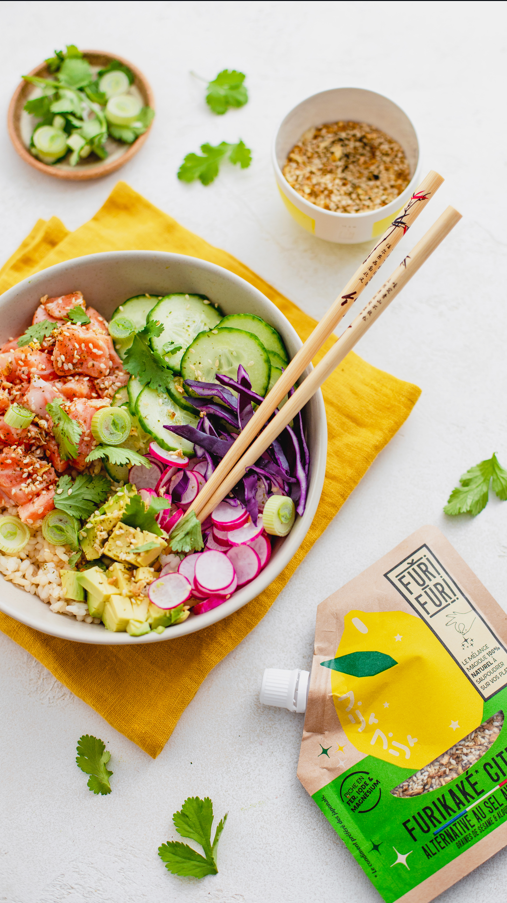 POKE BOWL AU SAUMON MARINÉ, AVOCAT & CRUDITÉS